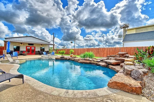 $929,000 | 262 County Road 002, Hallettsville, TX 77964