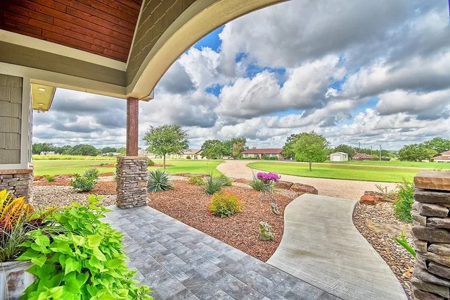 $929,000 | 262 County Road 002, Hallettsville, TX 77964