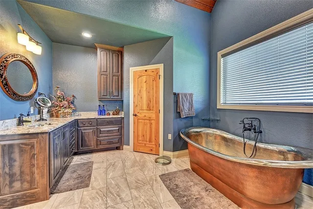 $929,000 | 262 County Road 002, Hallettsville, TX 77964