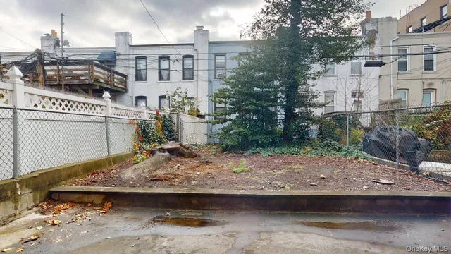 a view of a house with backyard
