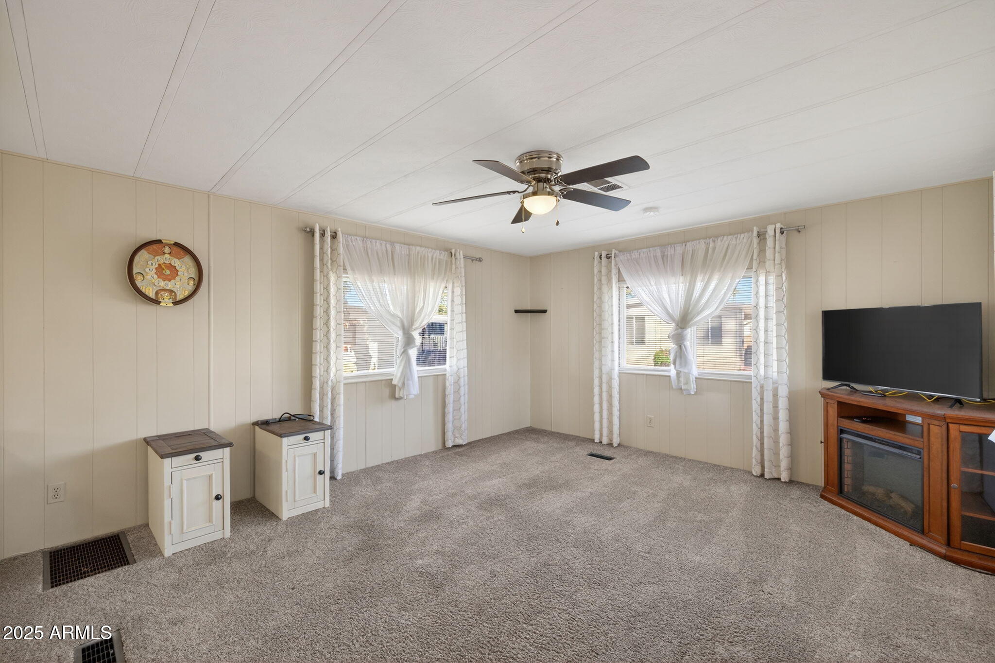 201 South Greenfield Road, Unit 310 Mesa, AZ 85206 - Photo 9 of 34 a view of a livingroom with an empty space and a window