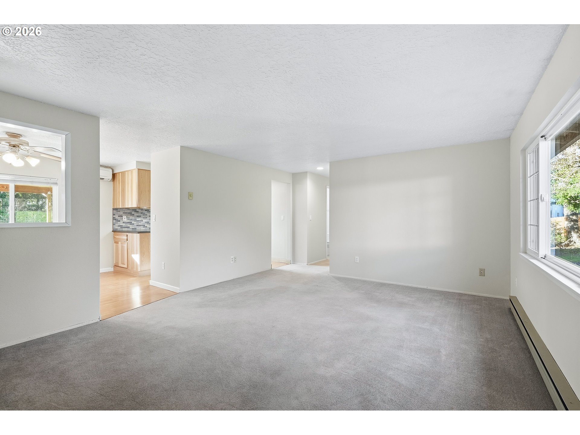18630 Southeast Sunnyside Road Damascus, OR 97089 - Photo 5 of 37 Living Room/Entrance