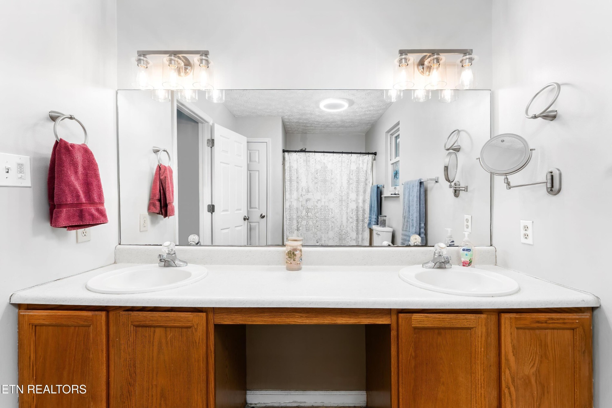 1935 Poplar Hill Road Knoxville, TN 37922 - Photo 13 of 25 a bathroom with a sink and a mirror