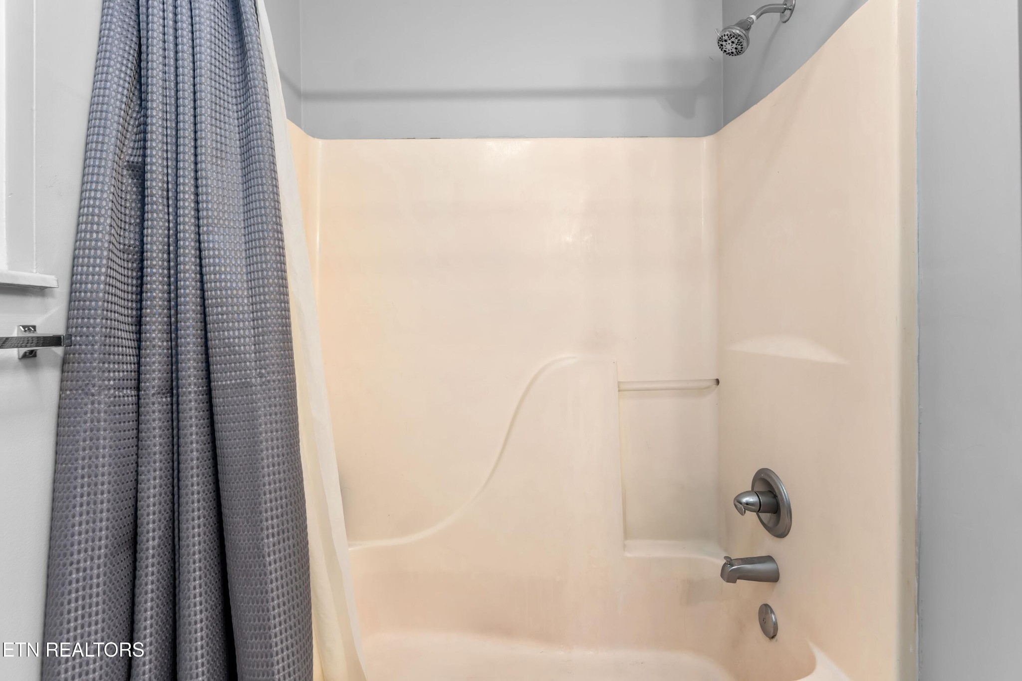 1935 Poplar Hill Road Knoxville, TN 37922 - Photo 18 of 25 a bathroom with a bathtub