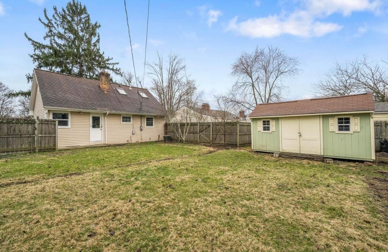 2064 Zollinger Road Upper Arlington, OH 43221 - Photo 1 of 8 Looking for a LARGE fenced yard IN UPPER ARLINGTON ?