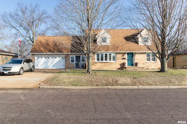 $232,500 | 305 Delshire Avenue, Pekin, IL 61554