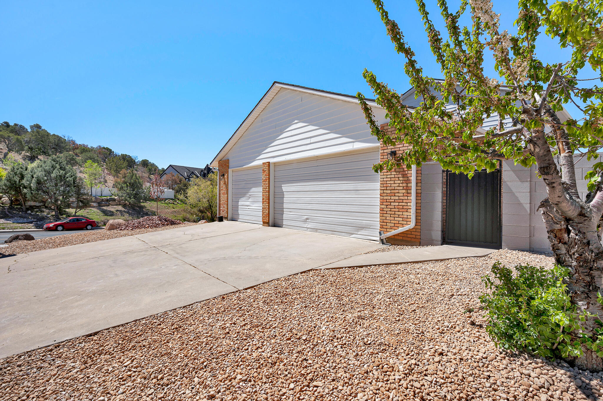 763 East Fiddlers Canyon Road Cedar City, UT 84721 - Photo 4 of 35 3 Car Garage