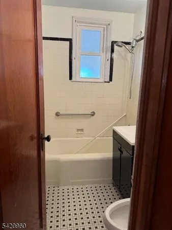 $3,300 | 413 East 7th Avenue, Roselle, NJ 07203