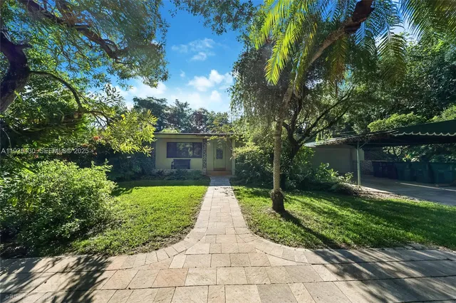 a view of yard with green space