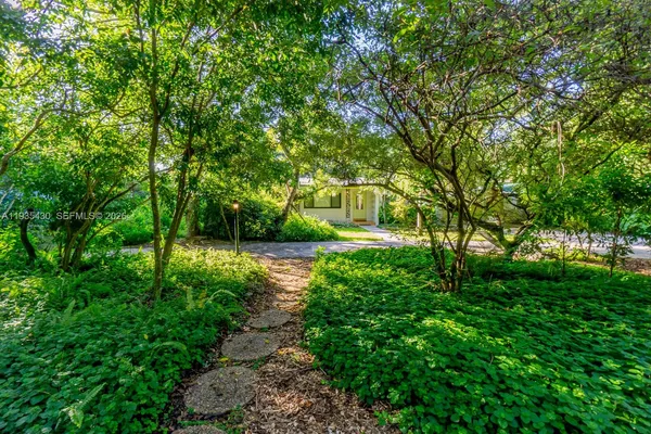 a view of yard with green space