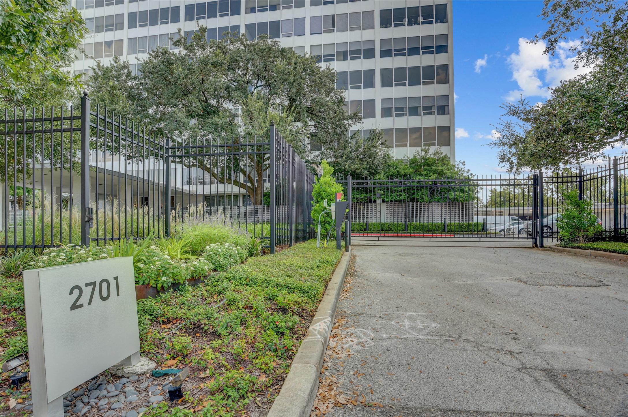2701 Westheimer Road, Unit 2D Houston, TX 77098 - Photo 3 of 48 a view of a street with a building in front of it