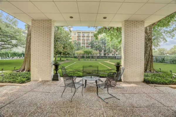 a chair and table in a backyard