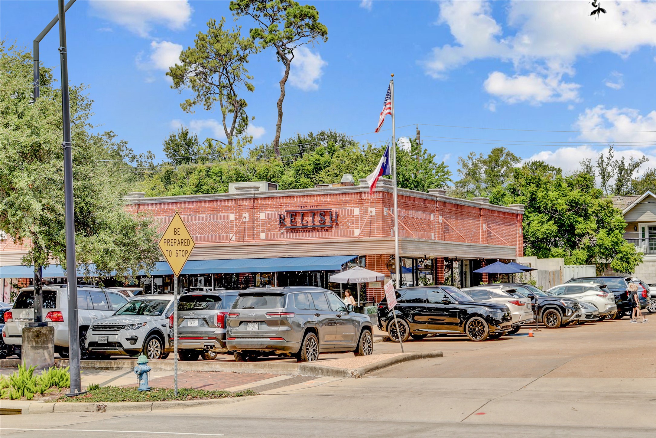 2701 Westheimer Road, Unit 2D Houston, TX 77098 - Photo 46 of 48 a view of a cars park in front of the building