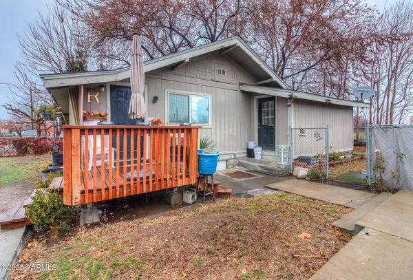 $264,900 | 423 Wine Country Road, Grandview, WA 98930