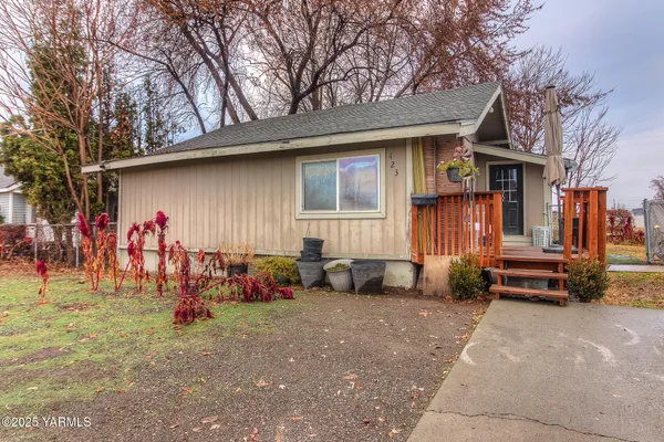 a view of a chairs and a table in the back yard of the house
