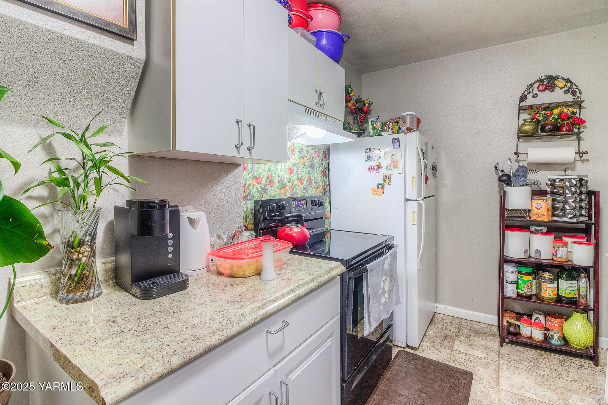 423 Wine Country Road Grandview, WA 98930 - Photo 4 of 14 a kitchen with a refrigerator and a sink