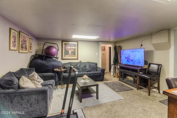 $264,900 | 423 Wine Country Road, Grandview, WA 98930