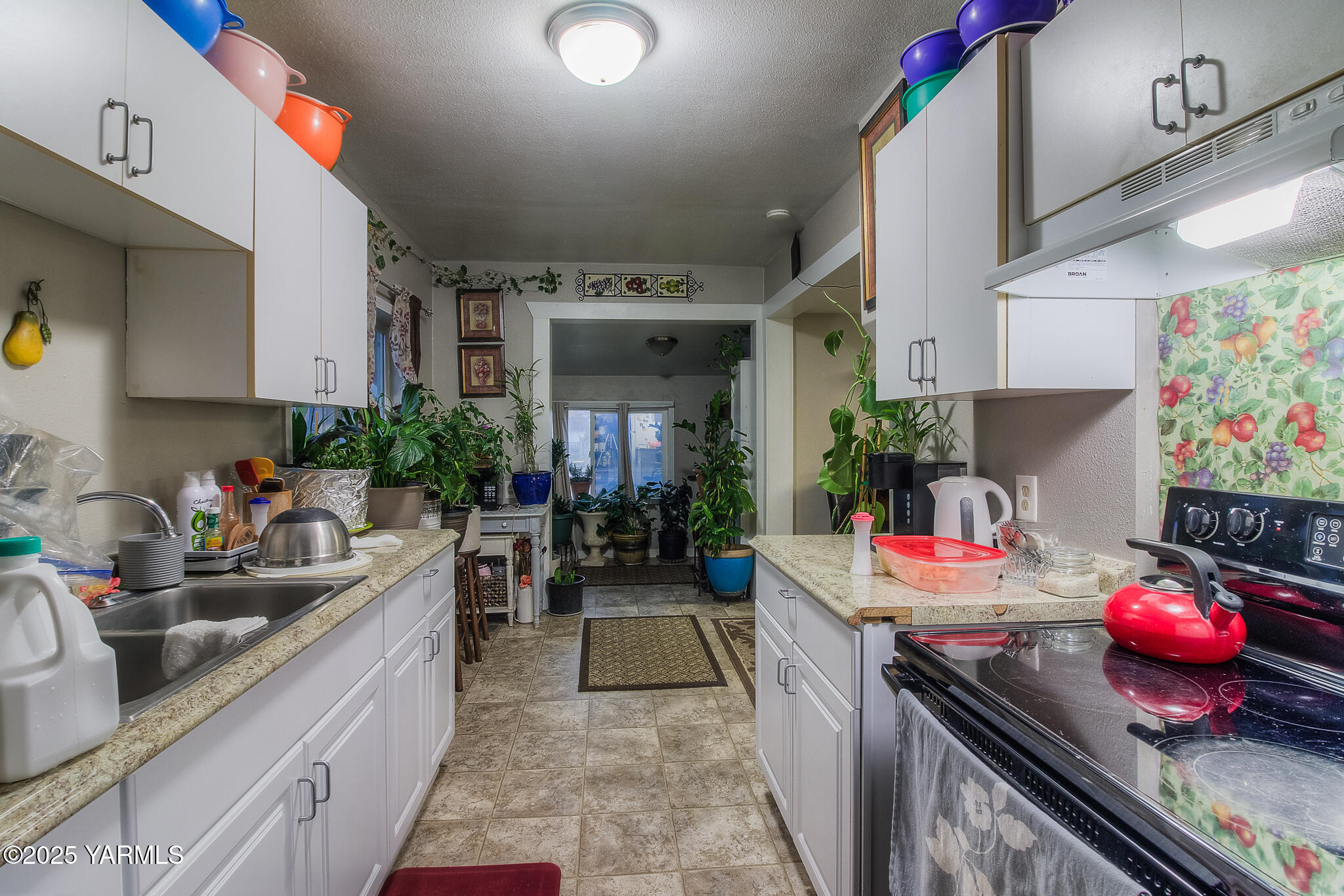 423 Wine Country Road Grandview, WA 98930 - Photo 5 of 14 a kitchen with stove and cabinets