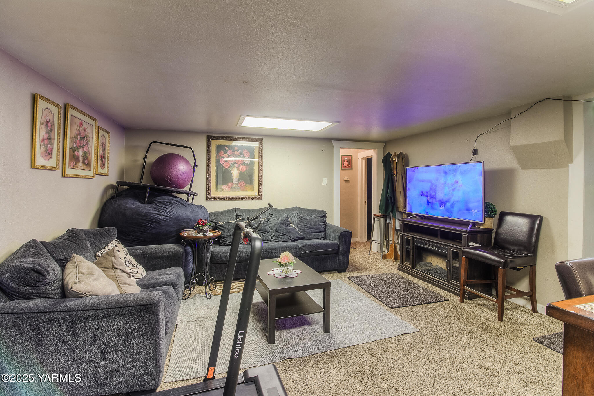 423 Wine Country Road Grandview, WA 98930 - Photo 6 of 14 a living room with furniture and a flat screen tv