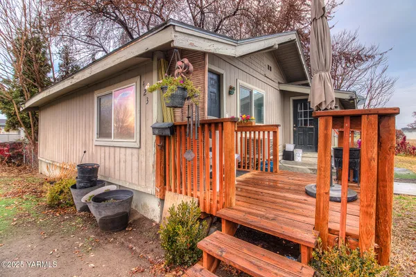 $264,900 | 423 Wine Country Road, Grandview, WA 98930