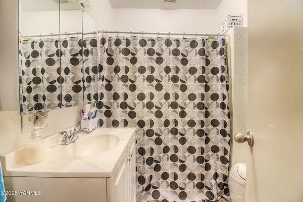 $264,900 | 423 Wine Country Road, Grandview, WA 98930