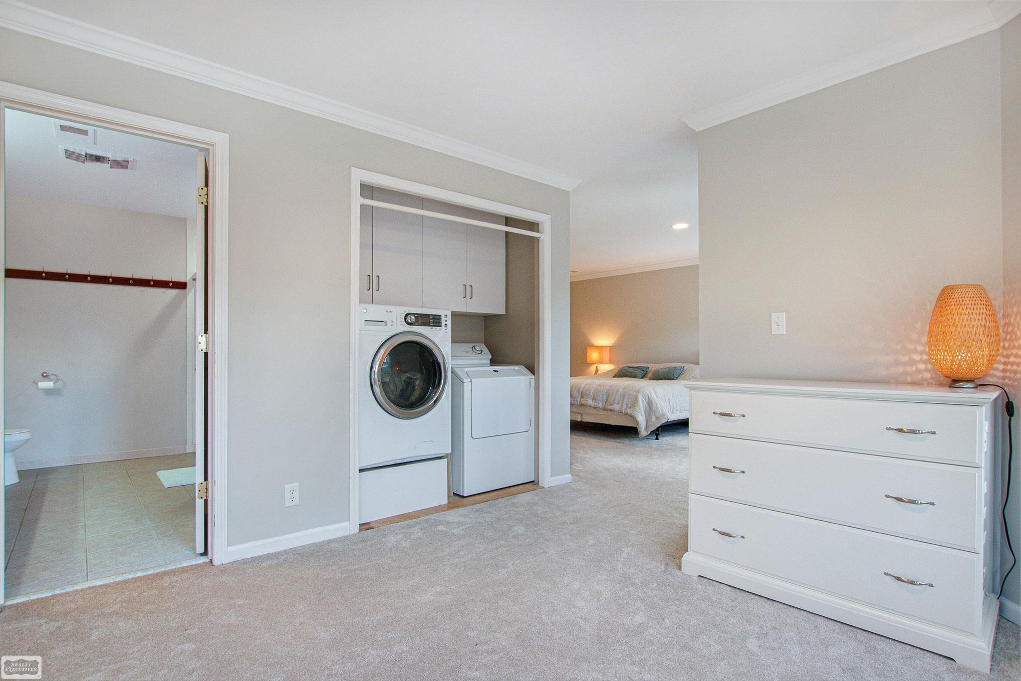 5235 Greer Road West Bloomfield, MI 48324 - Photo 29 of 40 Dressing/Laundry Room