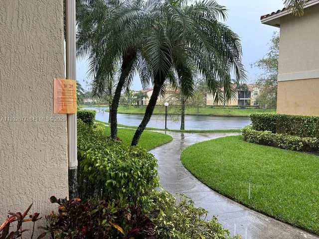 a view of a backyard