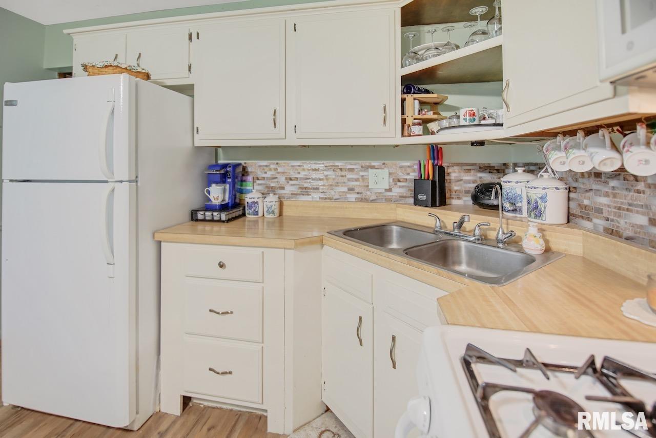 6123 North Hamilton Road Peoria, IL 61614 - Photo 10 of 28 Gallery Image 10
