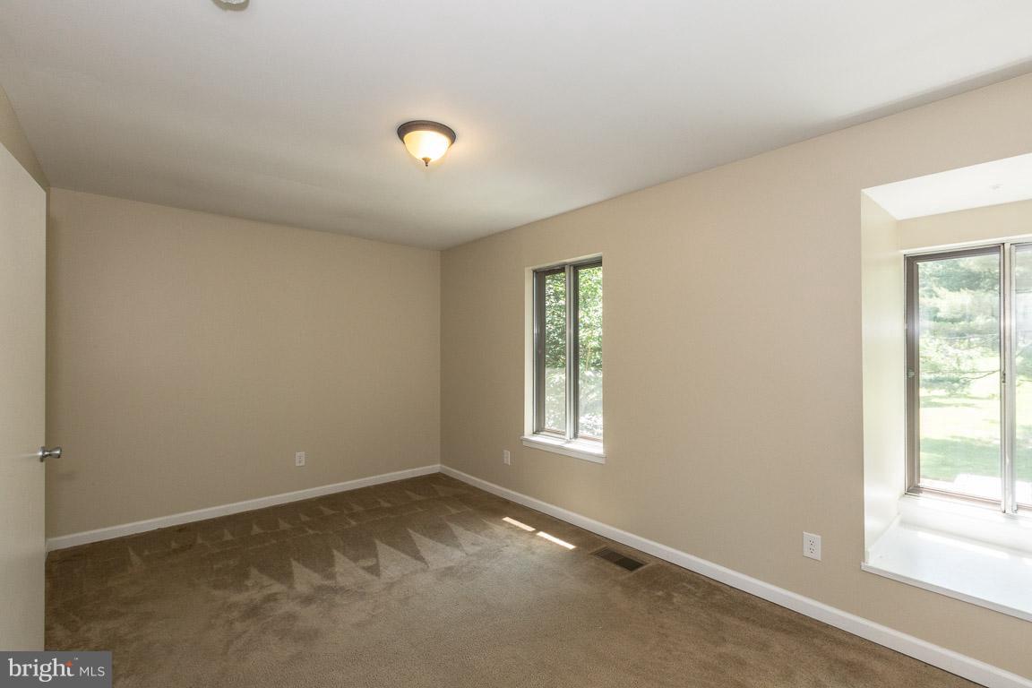 19551 Transhire Road Gaithersburg, MD 20886 - Photo 19 of 30 Master Bedroom - window seat - view 3