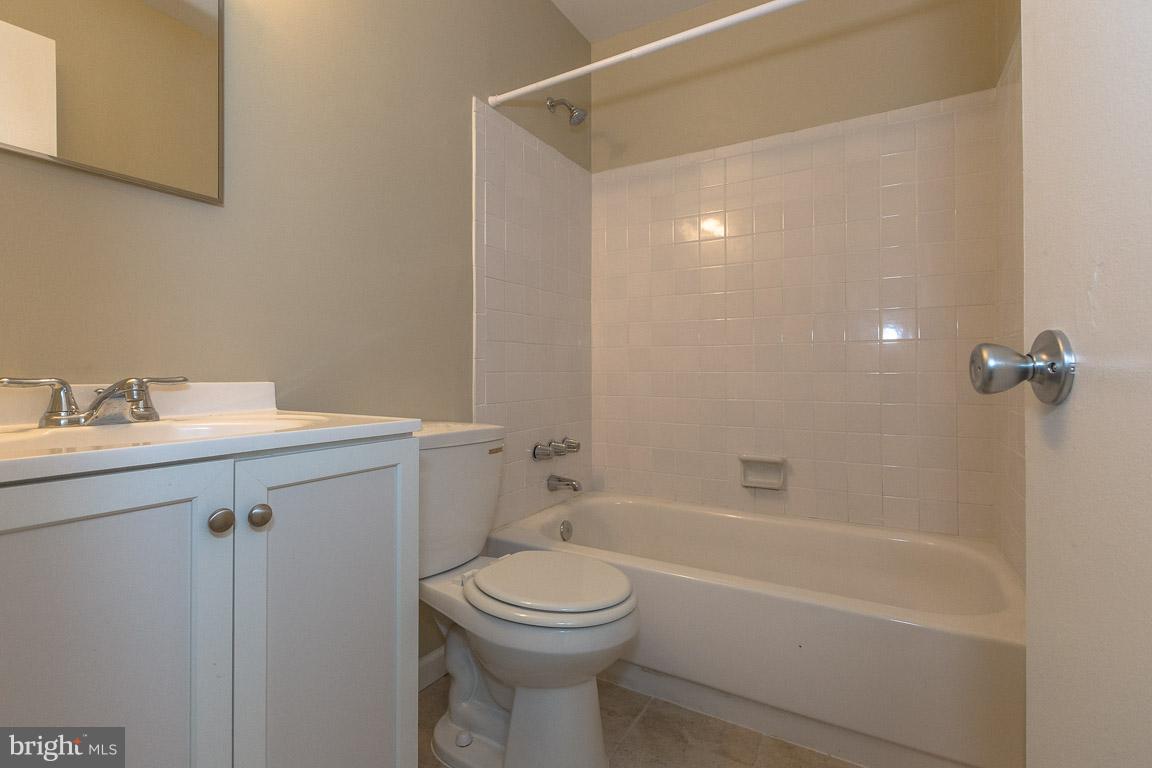 19551 Transhire Road Gaithersburg, MD 20886 - Photo 21 of 30 Upstairs Bathroom - beautiful ceramic tile!