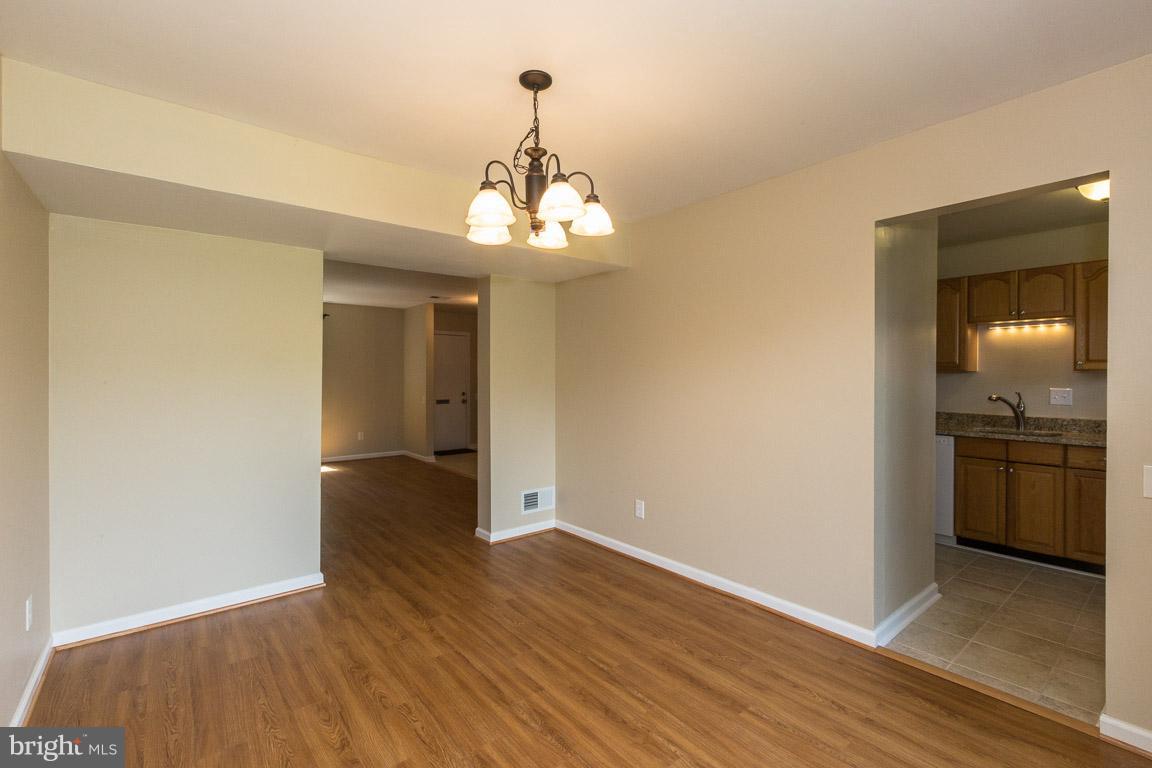 19551 Transhire Road Gaithersburg, MD 20886 - Photo 8 of 30 Dining Room - neutral tones throughout - view 2