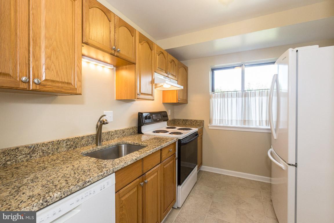19551 Transhire Road Gaithersburg, MD 20886 - Photo 10 of 30 WOW---Kitchen updated, bright and airy!