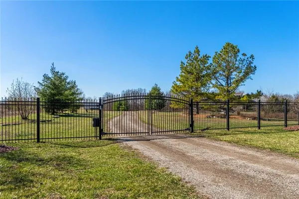 $1,900,000 | 2343 North 600 Road, Edgerton, KS 66021