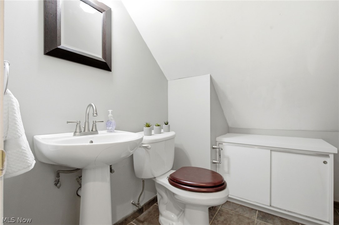 2972 Yorkshire Road Cleveland Heights, OH 44118 - Photo 26 of 32 en suite bathroom