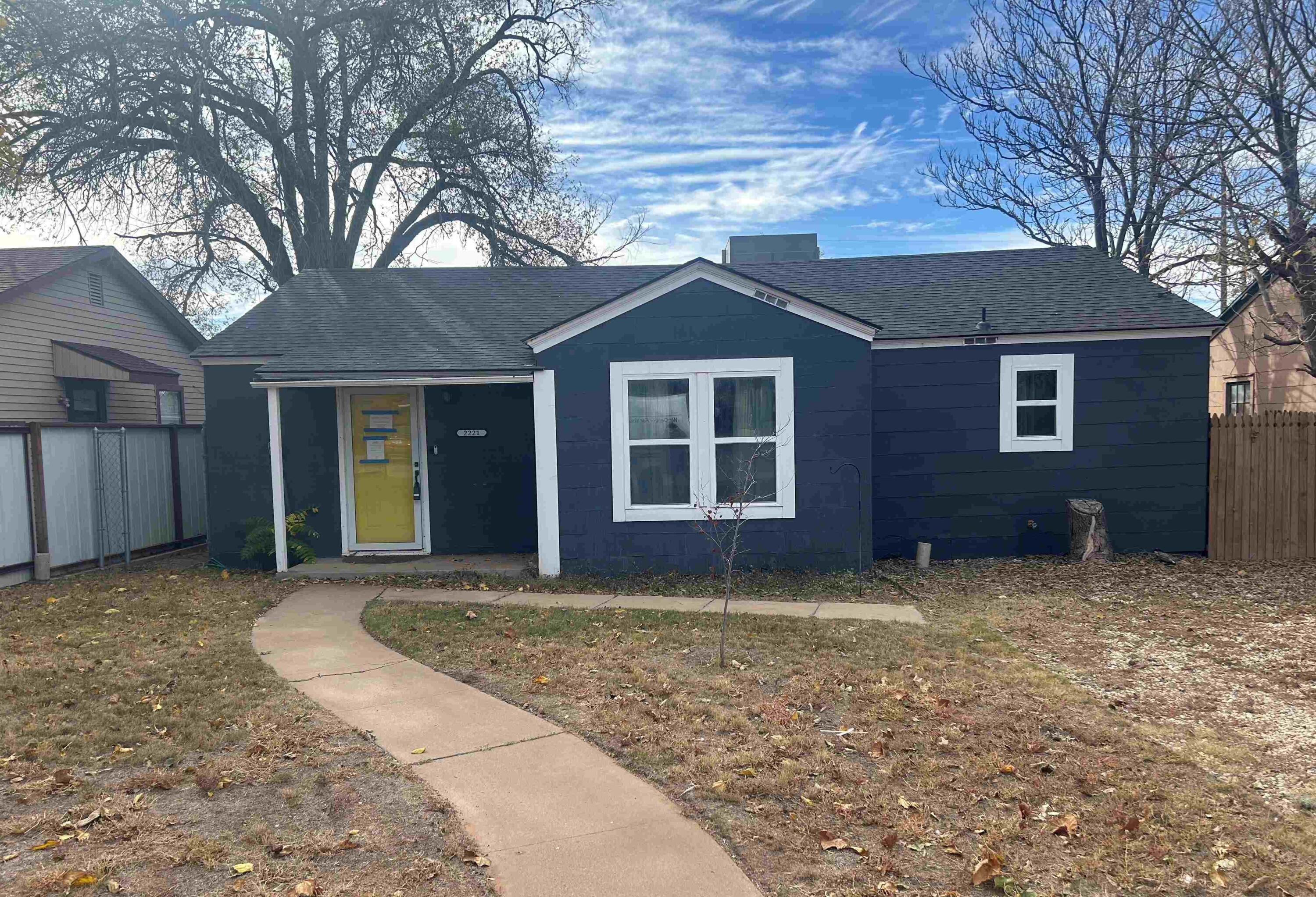 a view of a house with a yard