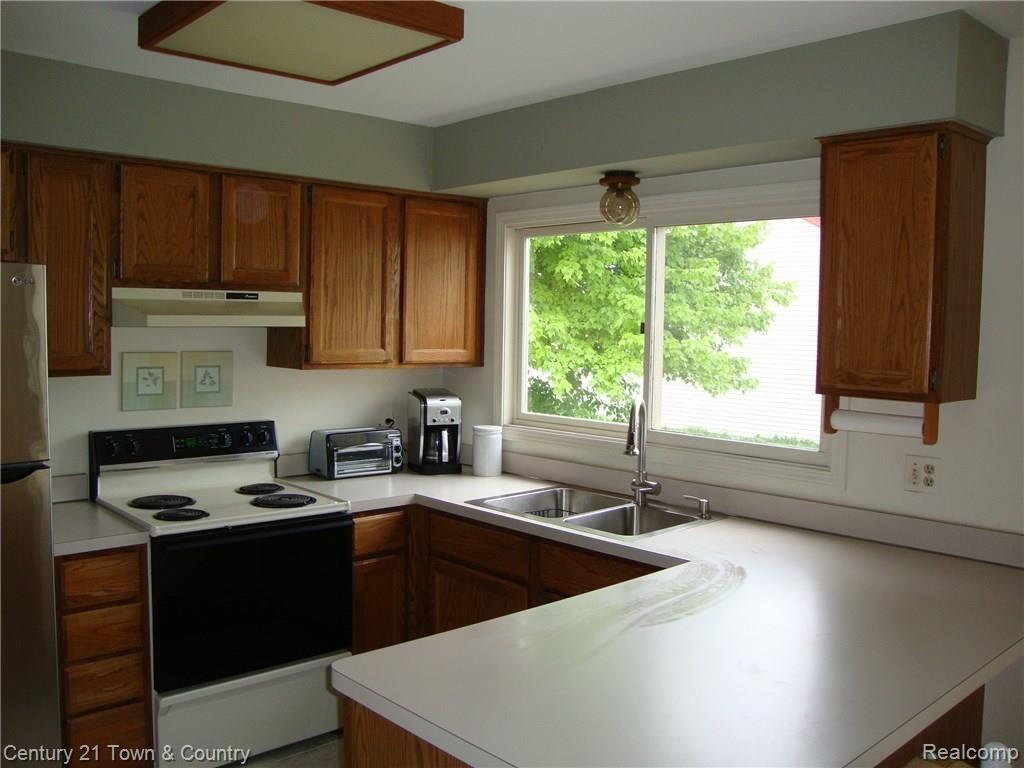 365 Huntington Court Rochester, MI 48307 - Photo 13 of 44 Kitchen