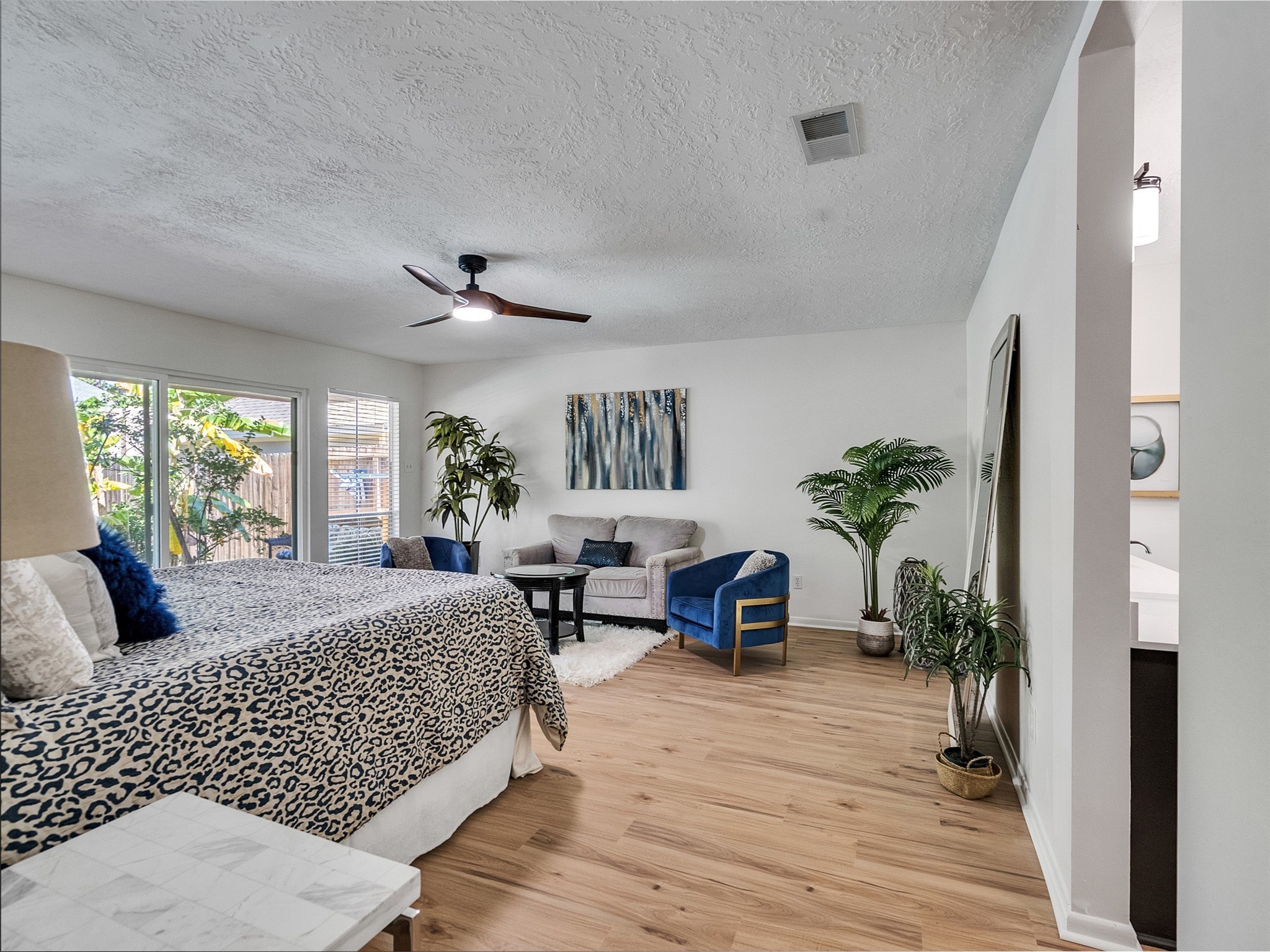 6510 Knollview Drive Spring, TX 77389 - Photo 31 of 43 a bed room with a bed and a potted plant