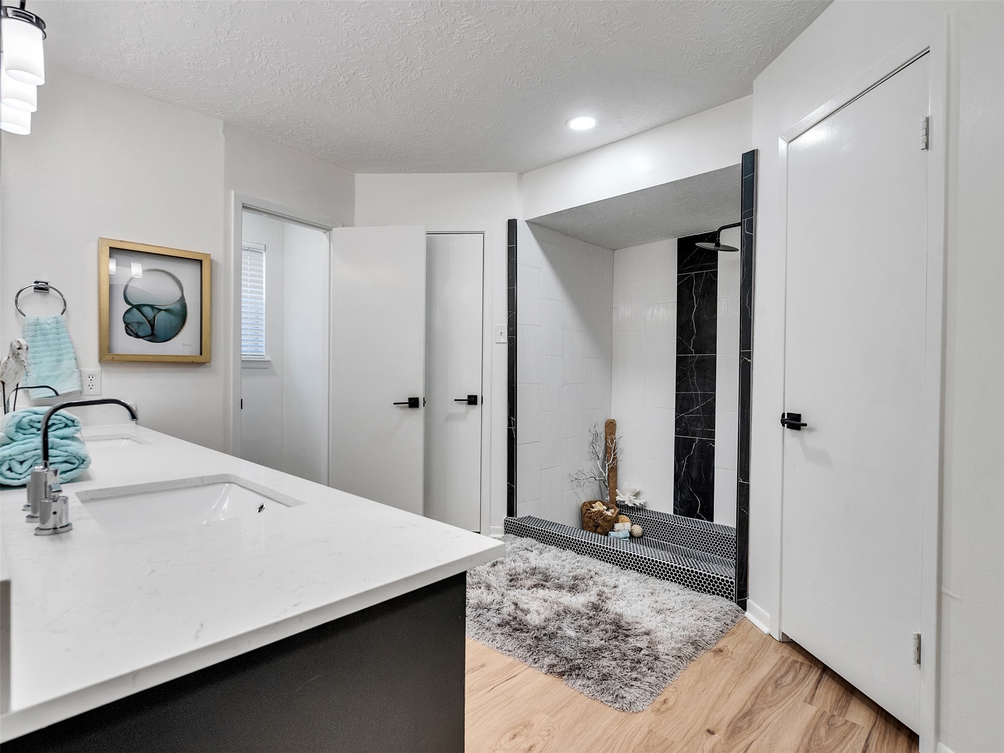 6510 Knollview Drive Spring, TX 77389 - Photo 33 of 43 a view of a bathroom with a sink and mirror