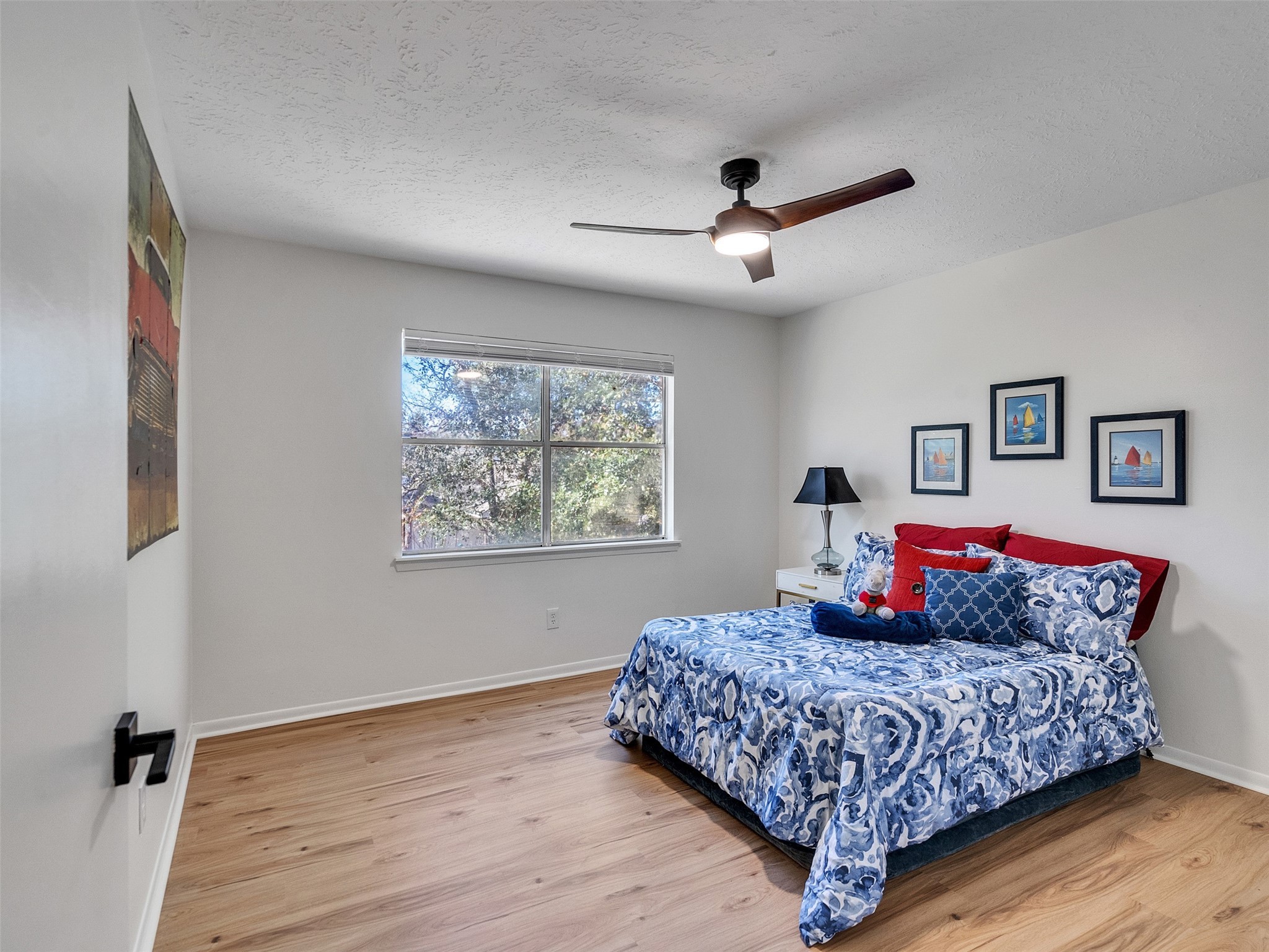 6510 Knollview Drive Spring, TX 77389 - Photo 41 of 43 a bedroom with a large bed and a chandelier