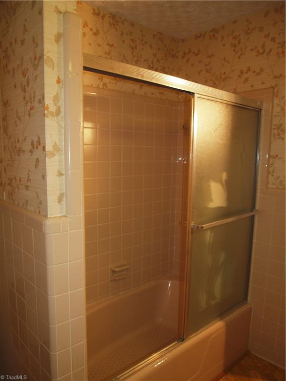 206 Oak Leaf Road Asheboro, NC 27205 - Photo 11 of 30 Full Bath - 3