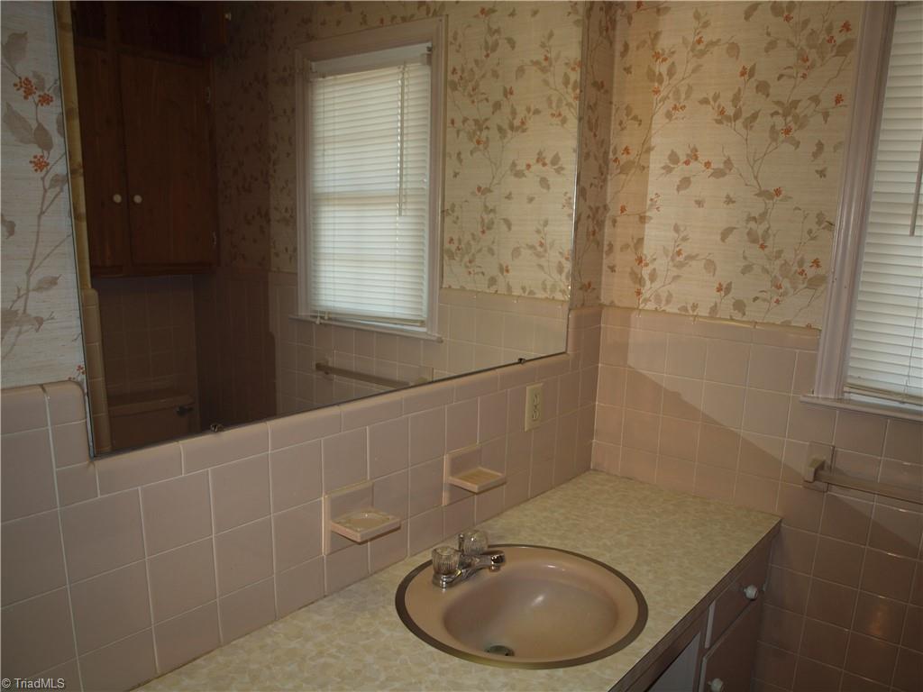 206 Oak Leaf Road Asheboro, NC 27205 - Photo 9 of 30 Full Bath -1