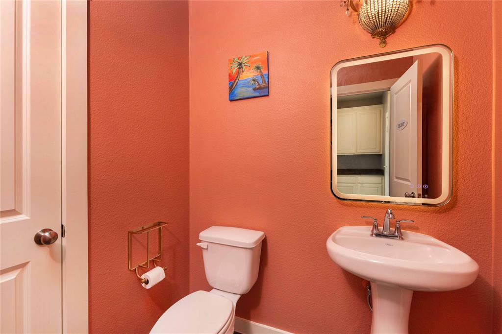 631 Cobblestone Lane Irving, TX 75039 - Photo 9 of 32 a bathroom with a toilet sink and mirror