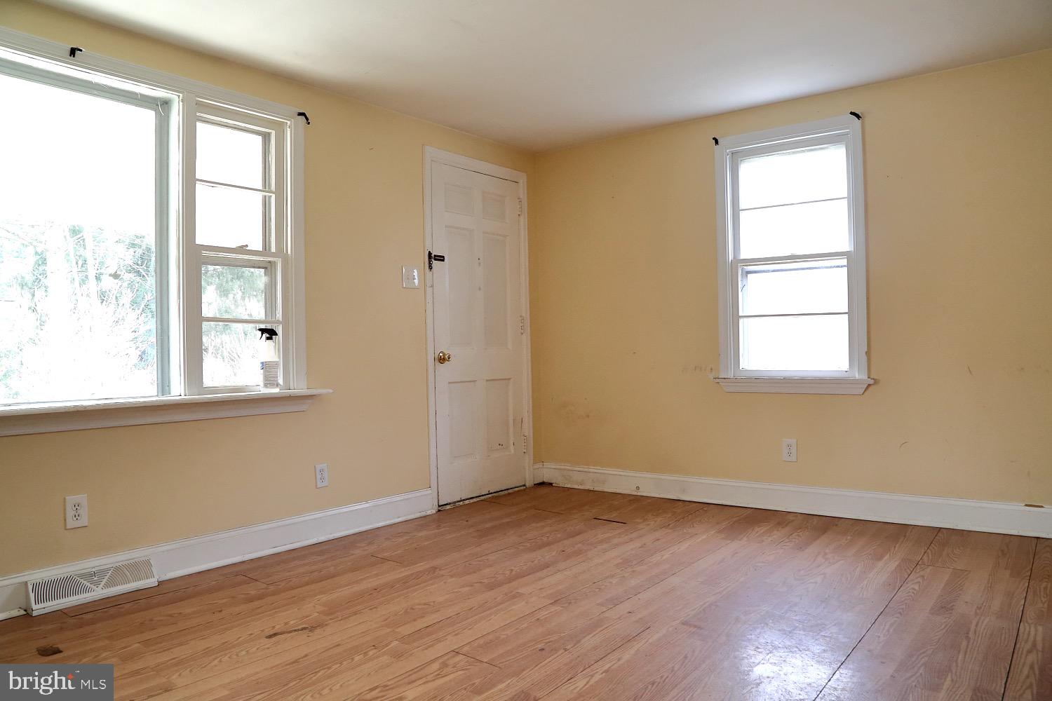 825 Willow Road Lancaster, PA 17601 - Photo 3 of 11 Cozy LR with plenty of light!