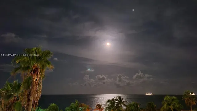 $5,800 | 5161 Collins Avenue, Unit 715, Miami Beach, FL 33140