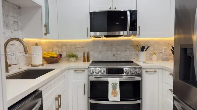 $5,800 | 5161 Collins Avenue, Unit 715, Miami Beach, FL 33140