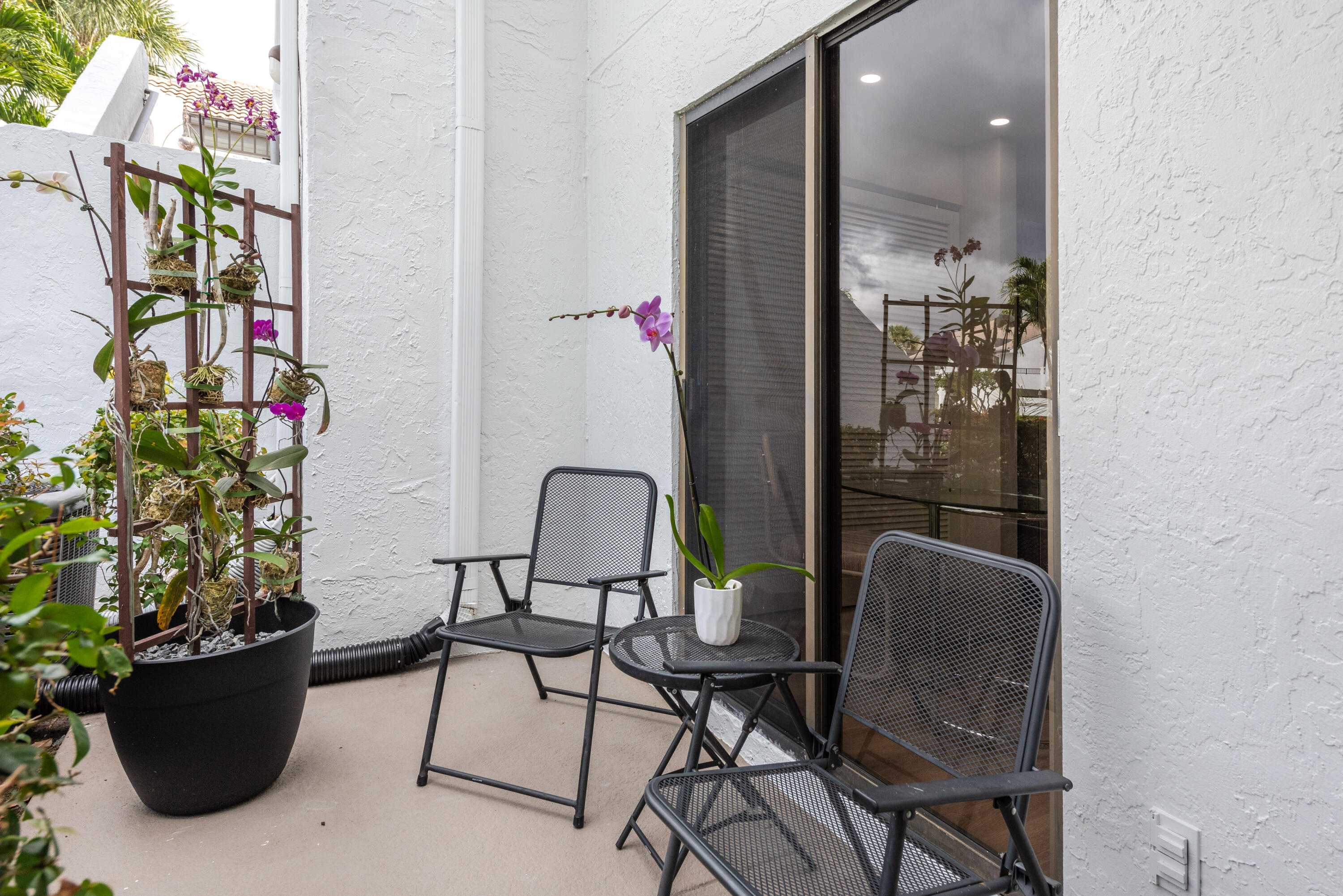 7527 Glendevon Lane, Unit 803 Delray Beach, FL 33446 - Photo 3 of 35 a view of a dining room with furniture and a potted plant