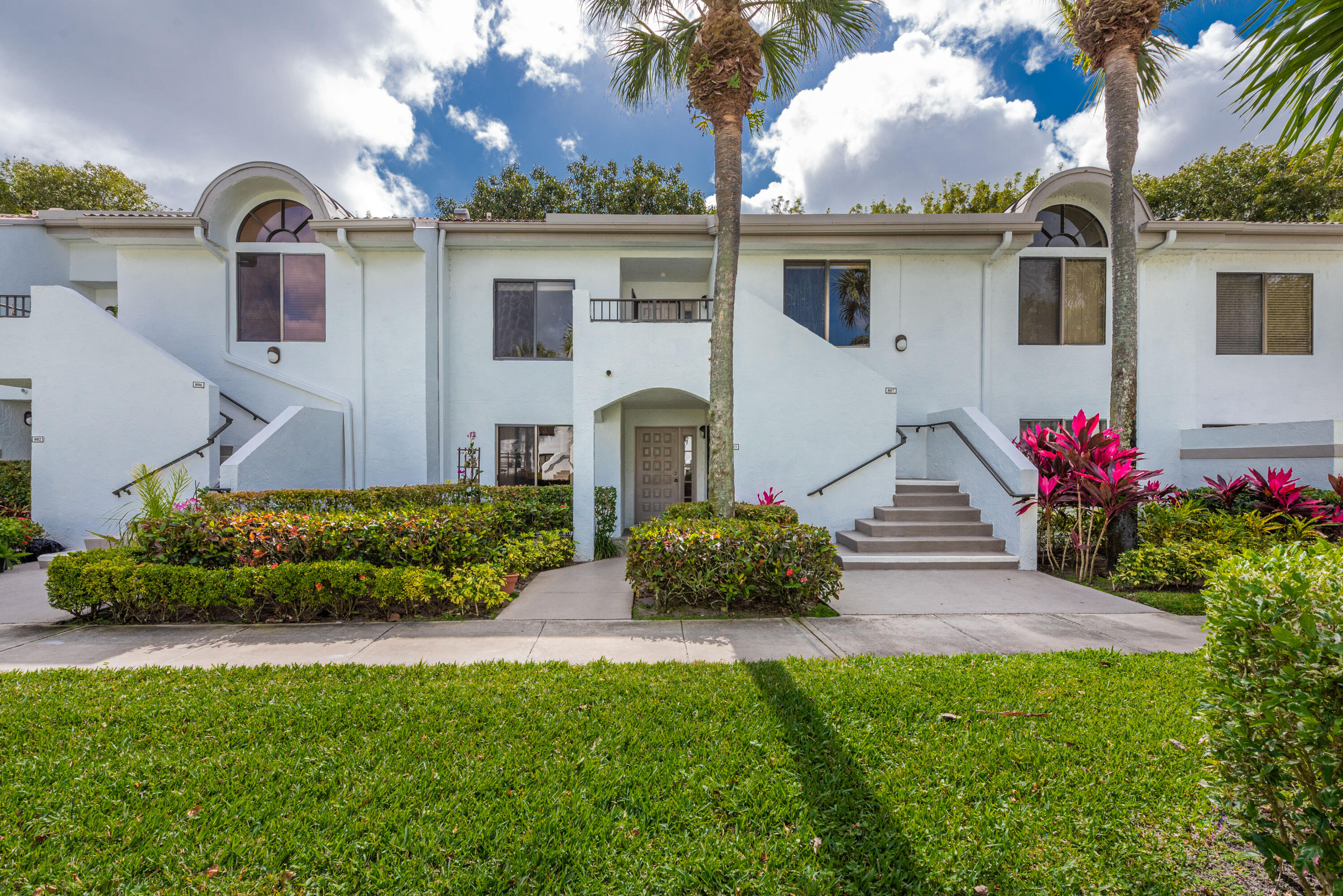 7527 Glendevon Lane, Unit 803 Delray Beach, FL 33446 - Photo 31 of 35 a front view of a house with a garden