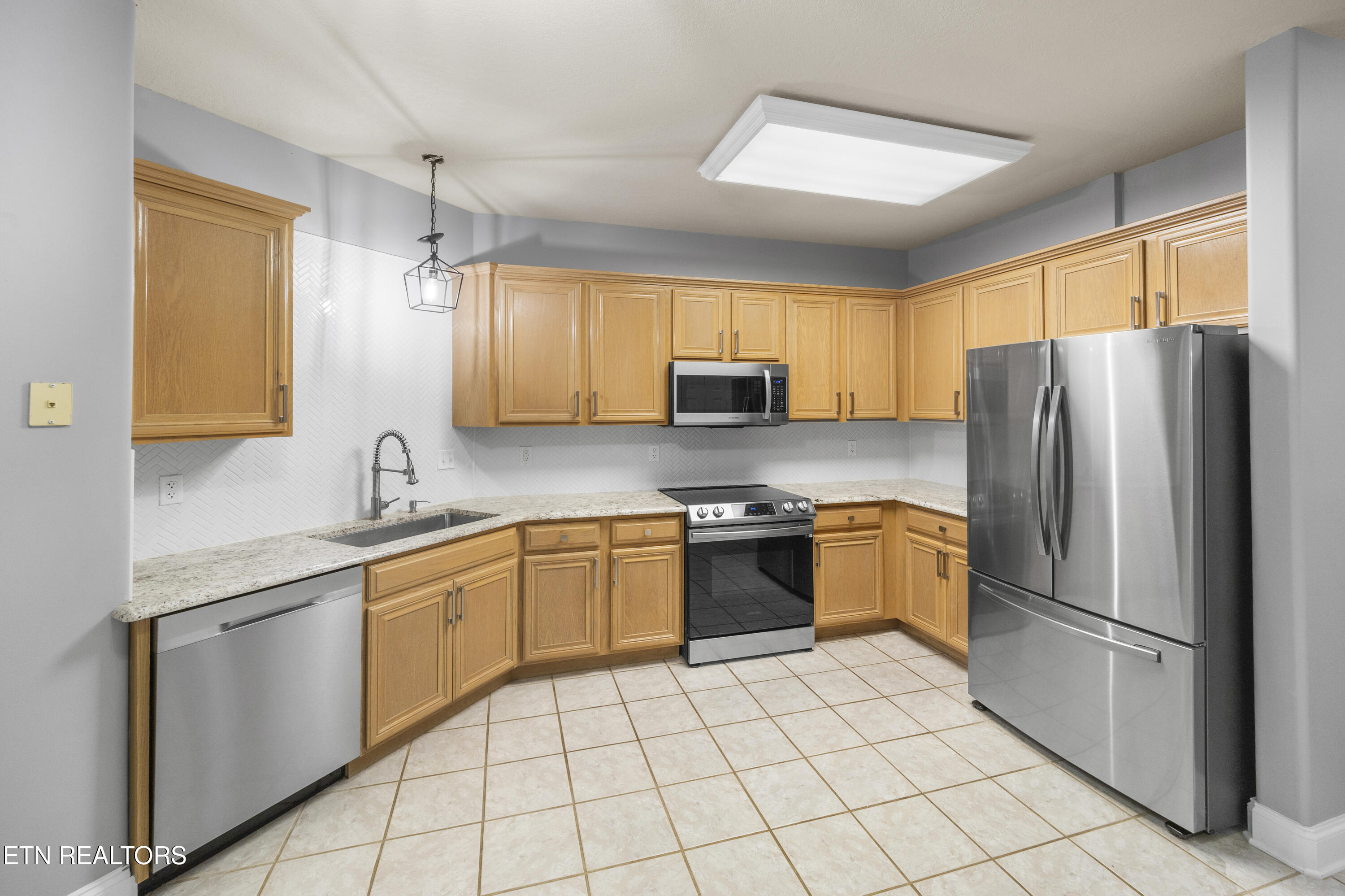 565 Rarity Bay Parkway, Unit 102 Vonore, TN 37885 - Photo 11 of 40 L40A4561