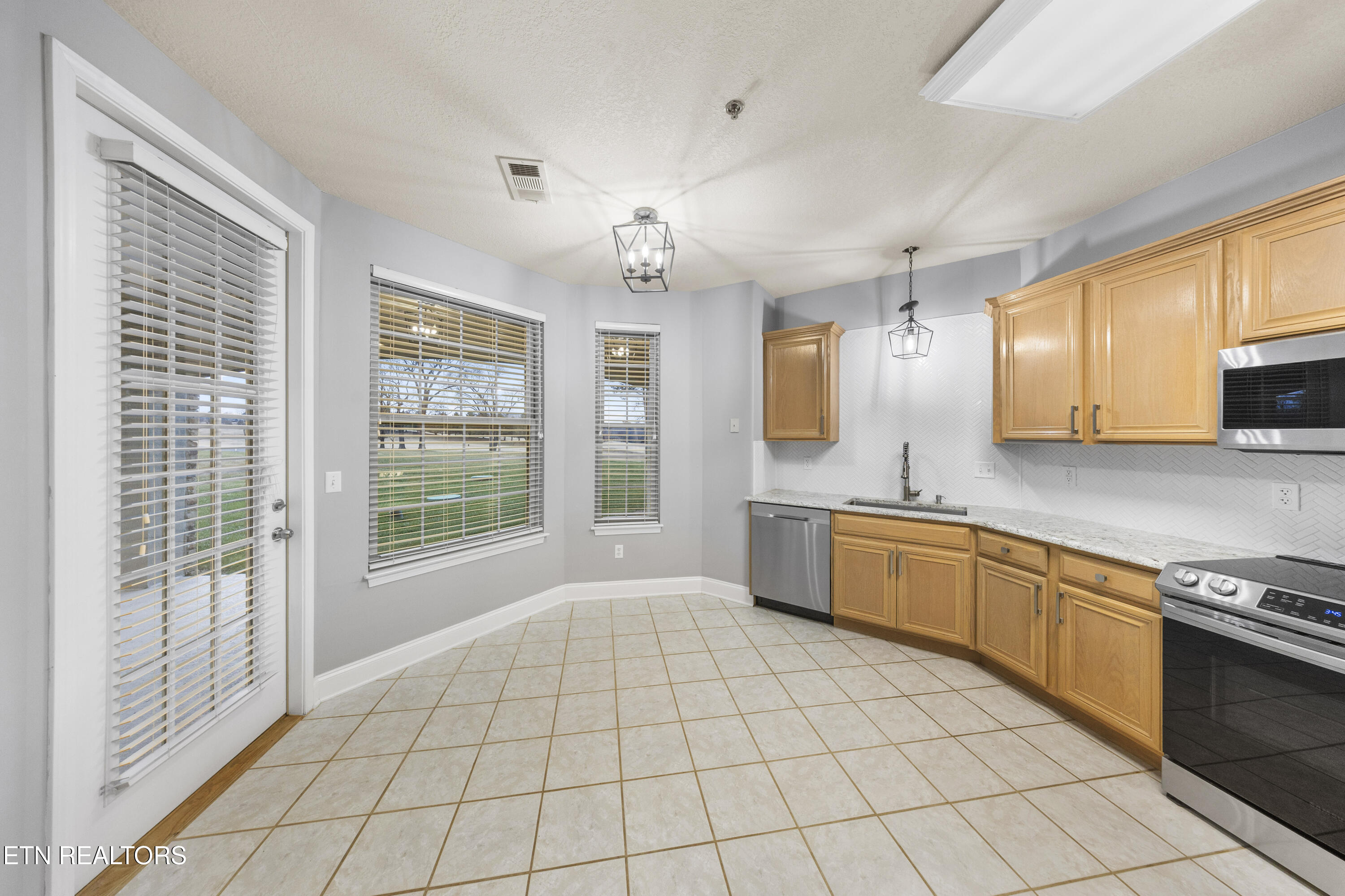 565 Rarity Bay Parkway, Unit 102 Vonore, TN 37885 - Photo 8 of 40 L40A4564