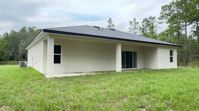 a view of a house with backyard